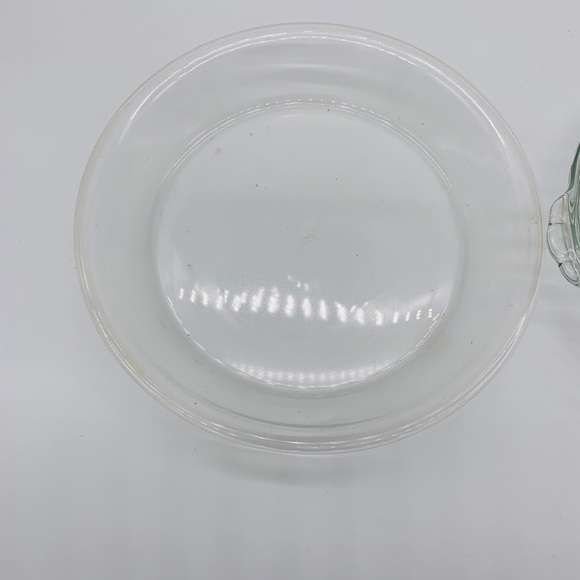 2 Pyrex glass pie/cake dishes - Picture 2 of 3